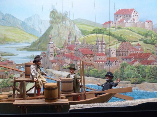 Les marionnettes traditionnelles : art du théâtre en miniature