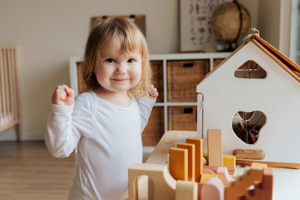 Comment aménager un coin bricolage pour enfants dans un espace restreint ?