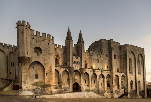 Le Palais des Papes : une forteresse au cœur de l'histoire de l'église